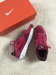 Ciemne różowe buty sportowe, treningowe Nike Wmns Move Fit