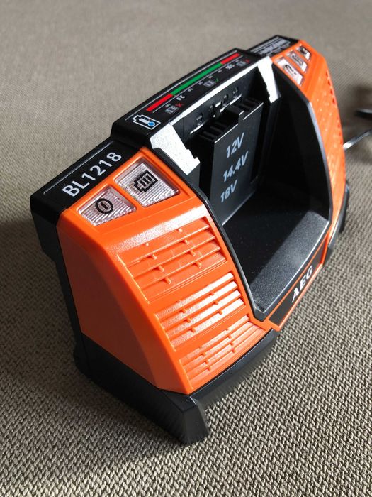Carregador de baterias AEG 18V como novo
