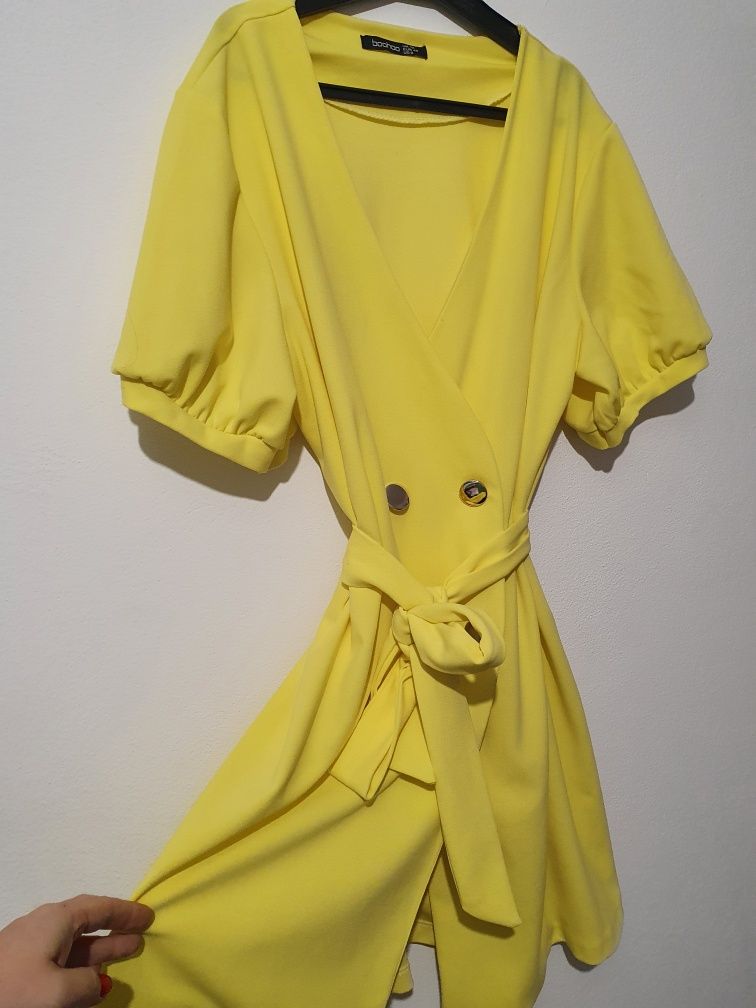 Żółta sukienka zapinana