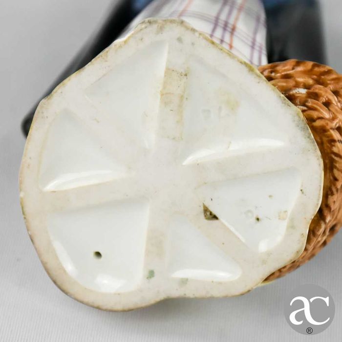 Figura Feminina biscuit Vista Alegre Trajes Regionais “Estremadura”