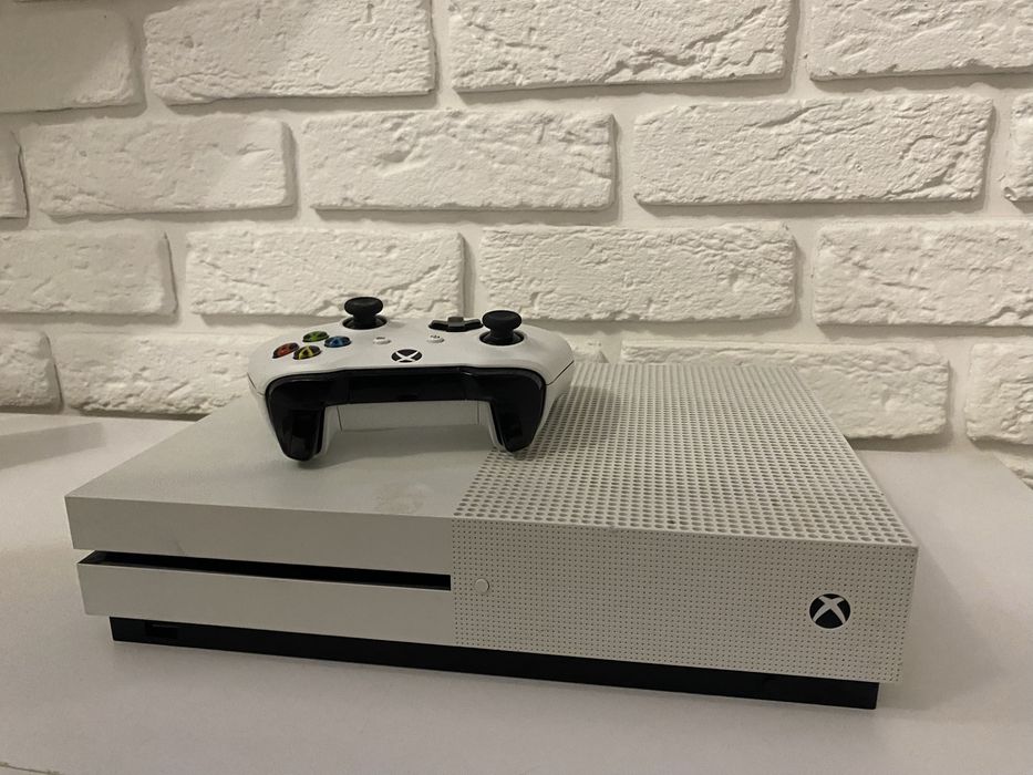 Продам xbox one s в не плохом за свое время работы состоянии