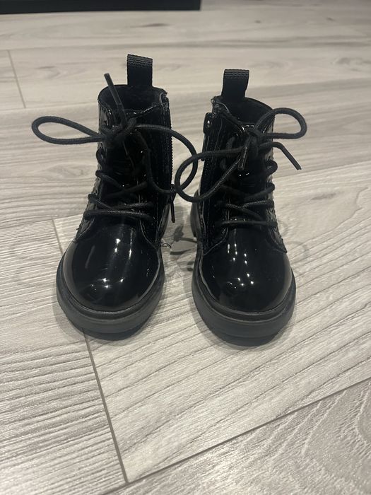 Черевички лаковані для дівчинки