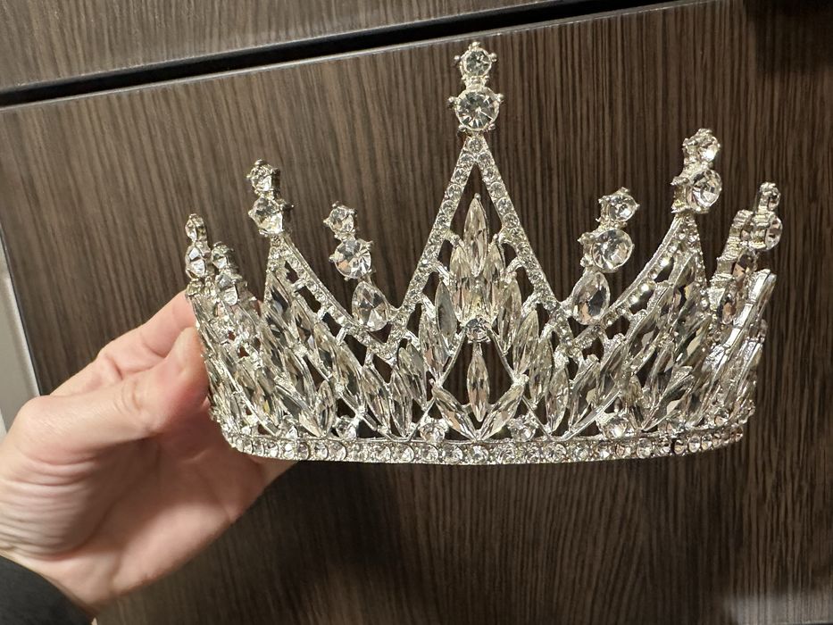 Корона, діадема дуже гарна з камінням