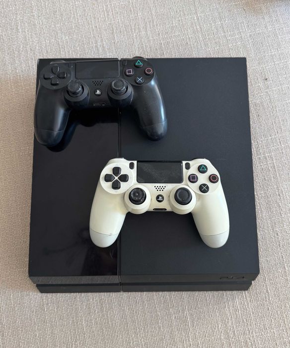 Vendo Playstation 4 c/comandos - Negociável