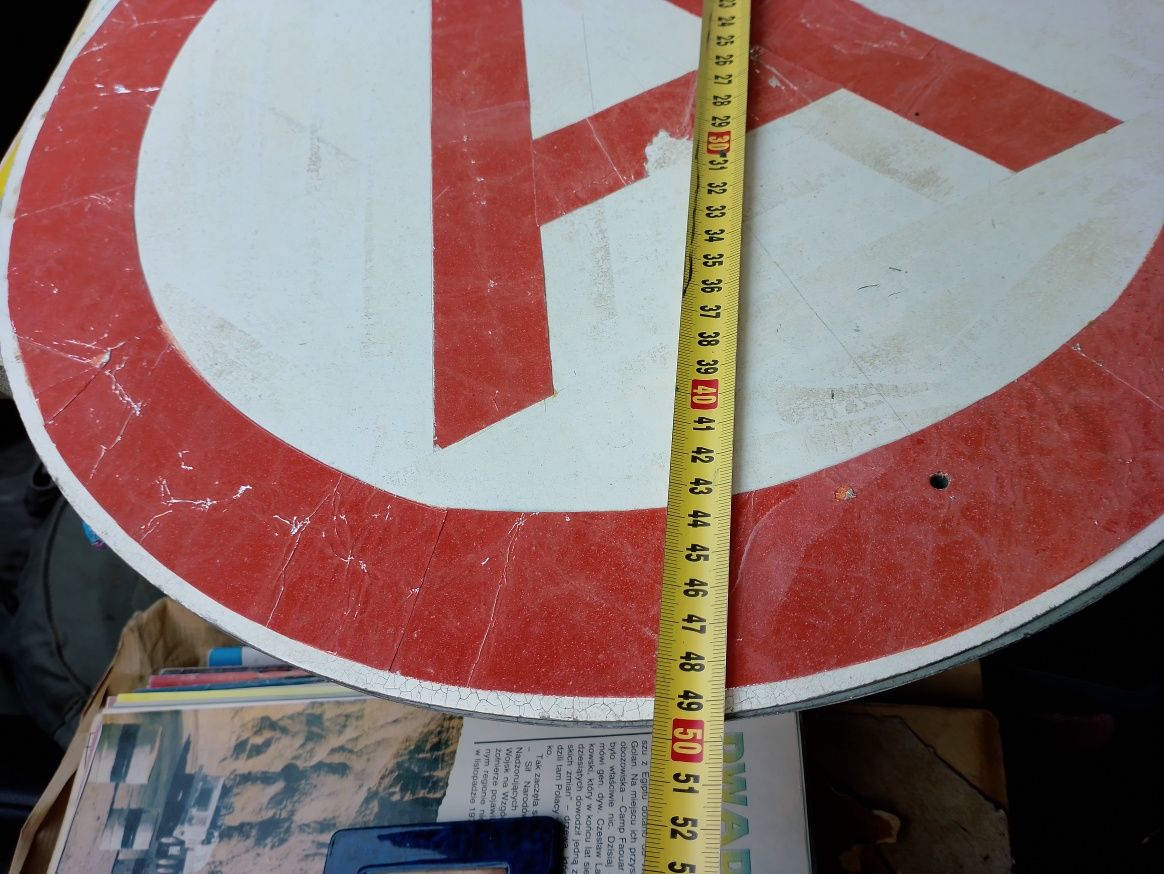 Mks PKS MZK PRL znak przystankowy świeci w ciemnosci .