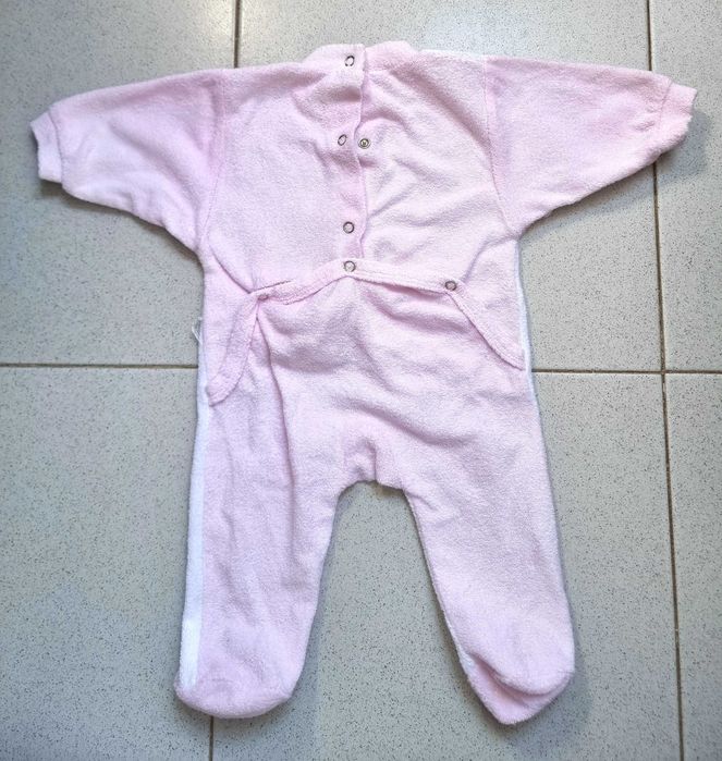 Babygrow rosa e branco com um bebé e um gato, 3 meses