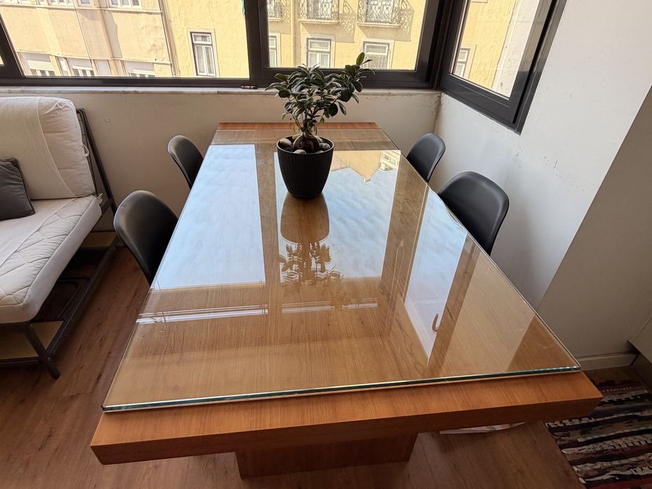 Mesa de cerejeira com 4 cadeiras.   Comprimento 1.60x80x75