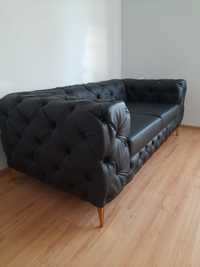 Sofa w czarnym kolorze