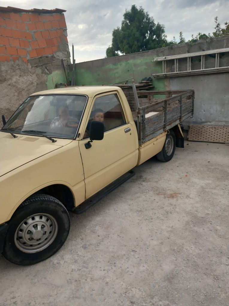 Carrinha de caixa aberta ler anúncio