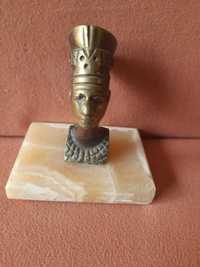 Figura egipska, popiersie Nefretete ma kamieniu