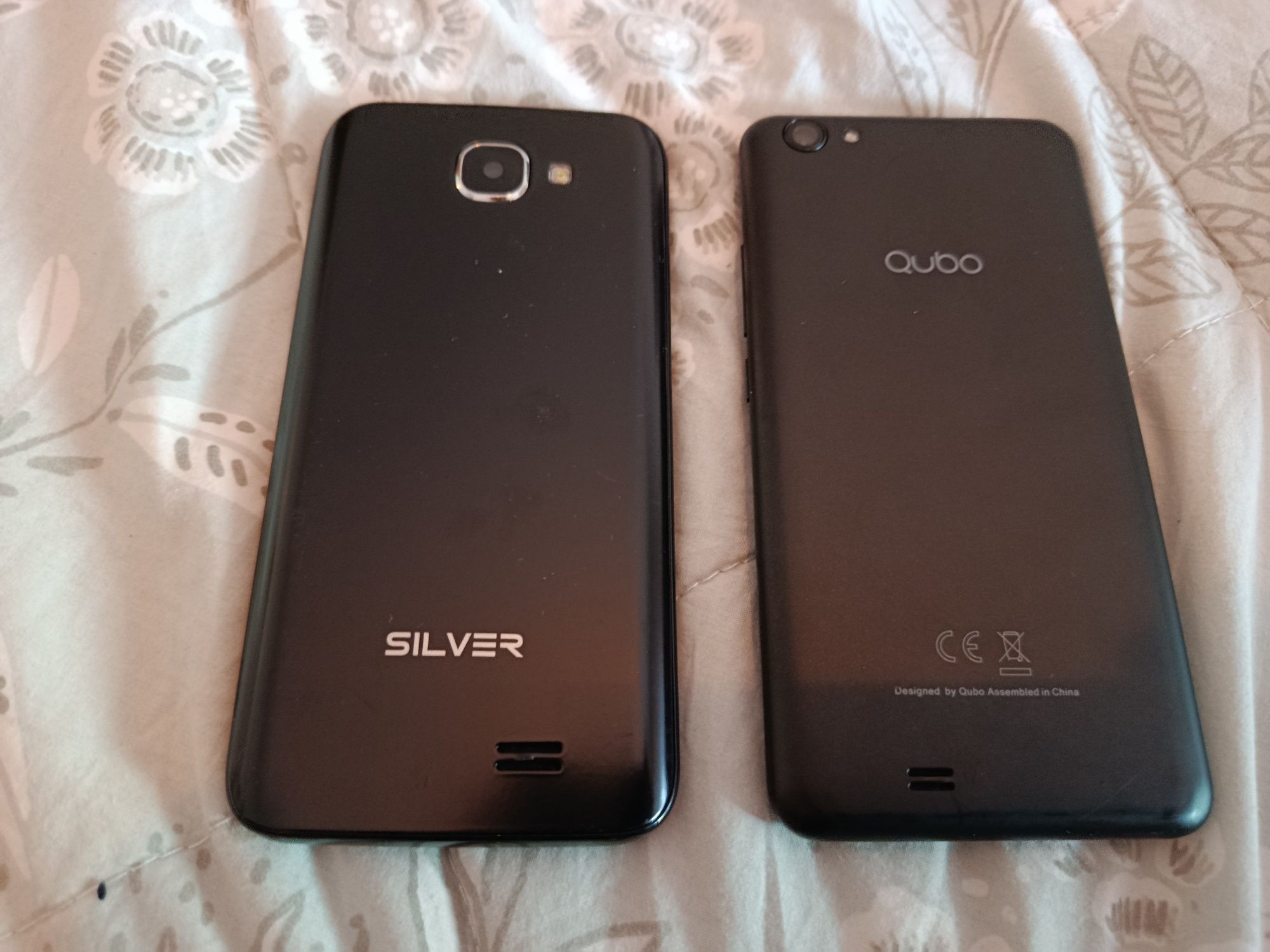 Dois telemóveis novos