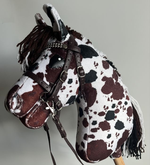 NOWY Hobby Horse A4 z ogłowiem i wodzami biały łaty