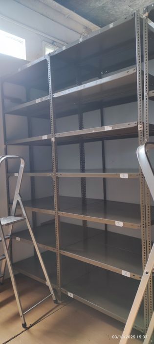 Prateleiras de armazém