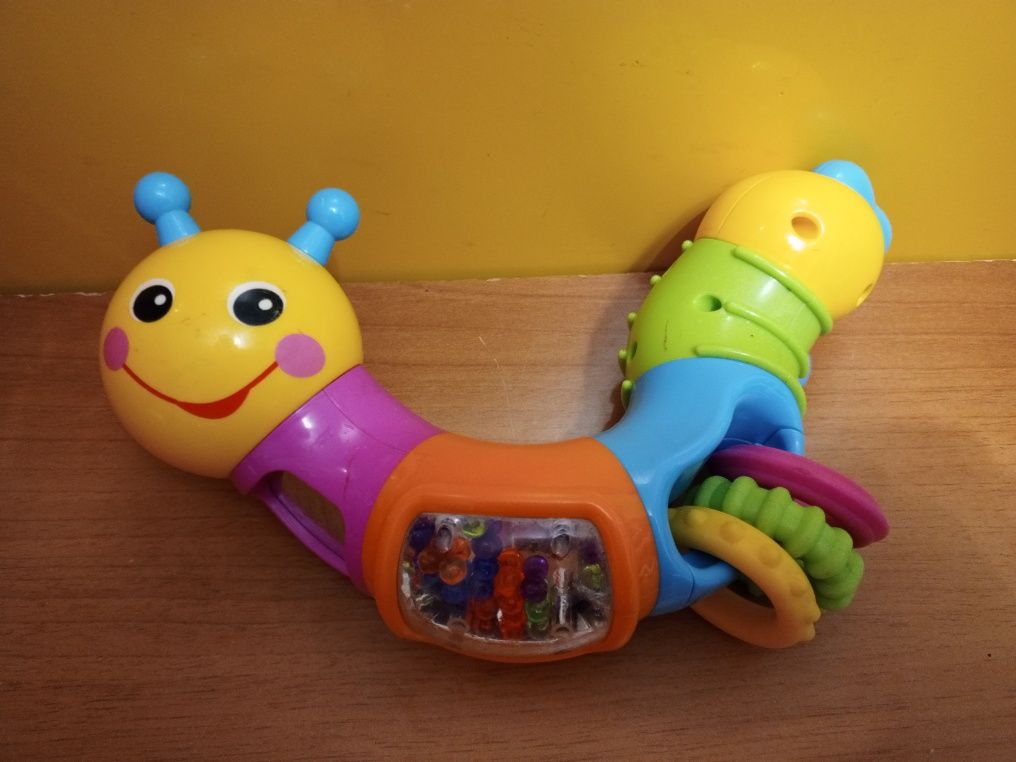 Игрушка веселая гусеница.