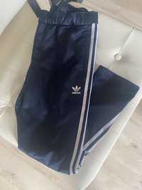 Granatowe spodnie dresowe Adidas