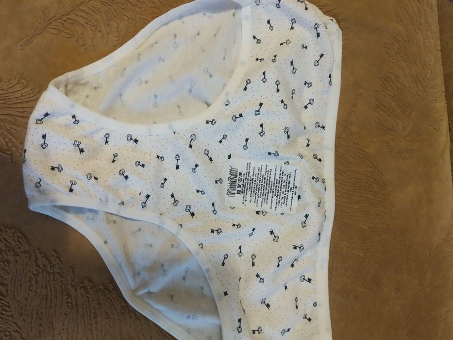 женские трусики и бюстгальтеры