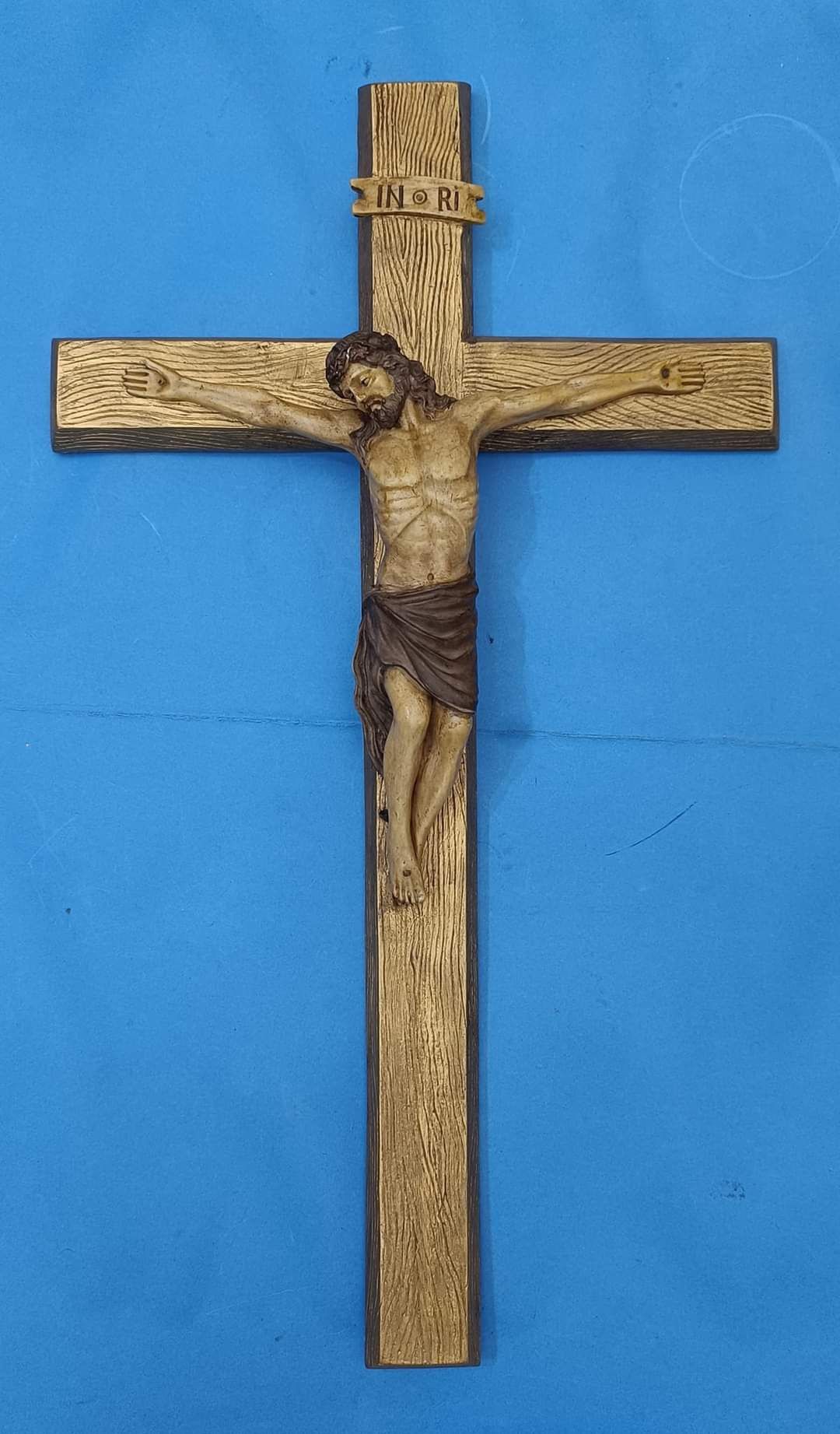 Crucifixo em material sintético com 51x30cm.
Na loja O Tesouro 
25€