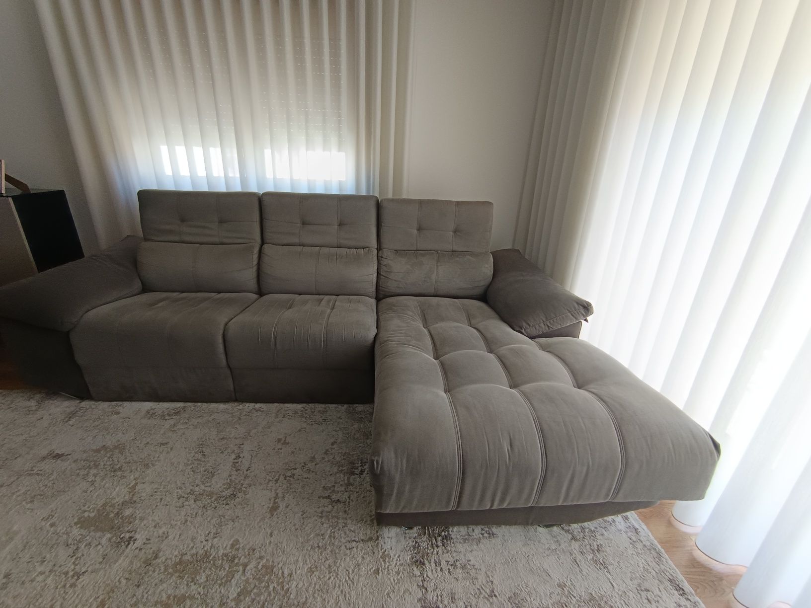 Sofá com chaise longue