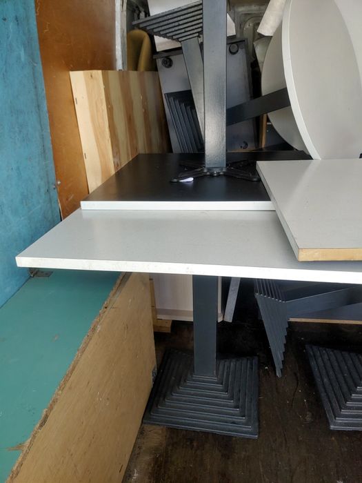 Stół na żeliwnej nodze