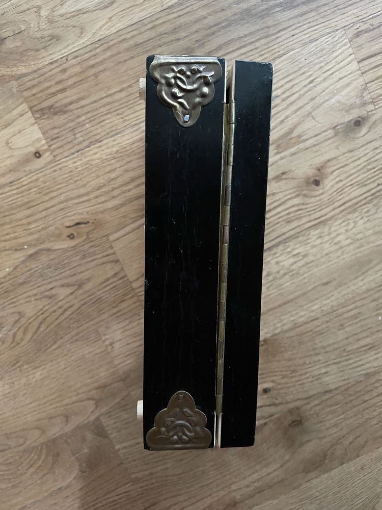Pudełko drewniane metaloplastyka