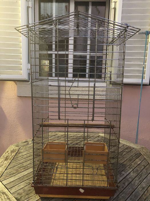 Gaiola usada para aves de medio porte