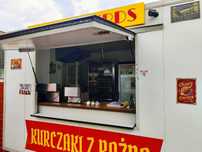 Szeroka przyczepa gastronomiczna, food truck, kurczak z rożna