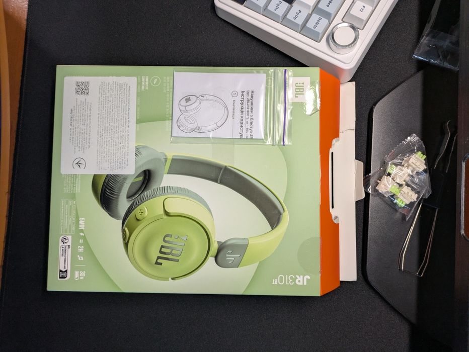 Навушники JBL JR310BT,користувався не довго практично нові
