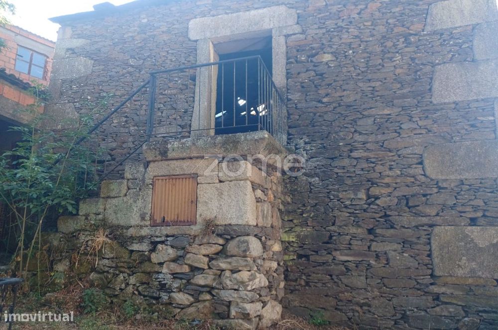 Moradia rústica em xisto, no centro de Gontães (Vila Real)
