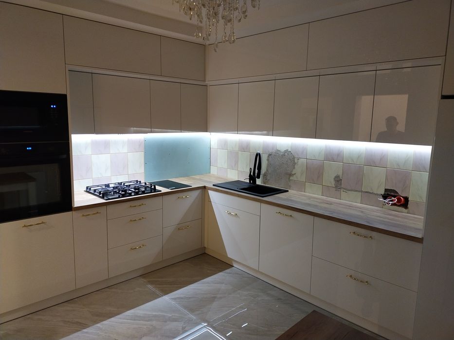 Meble kuchenne pokojowe  łazienkowe  zabudowy wnęk  szafy przesuwne