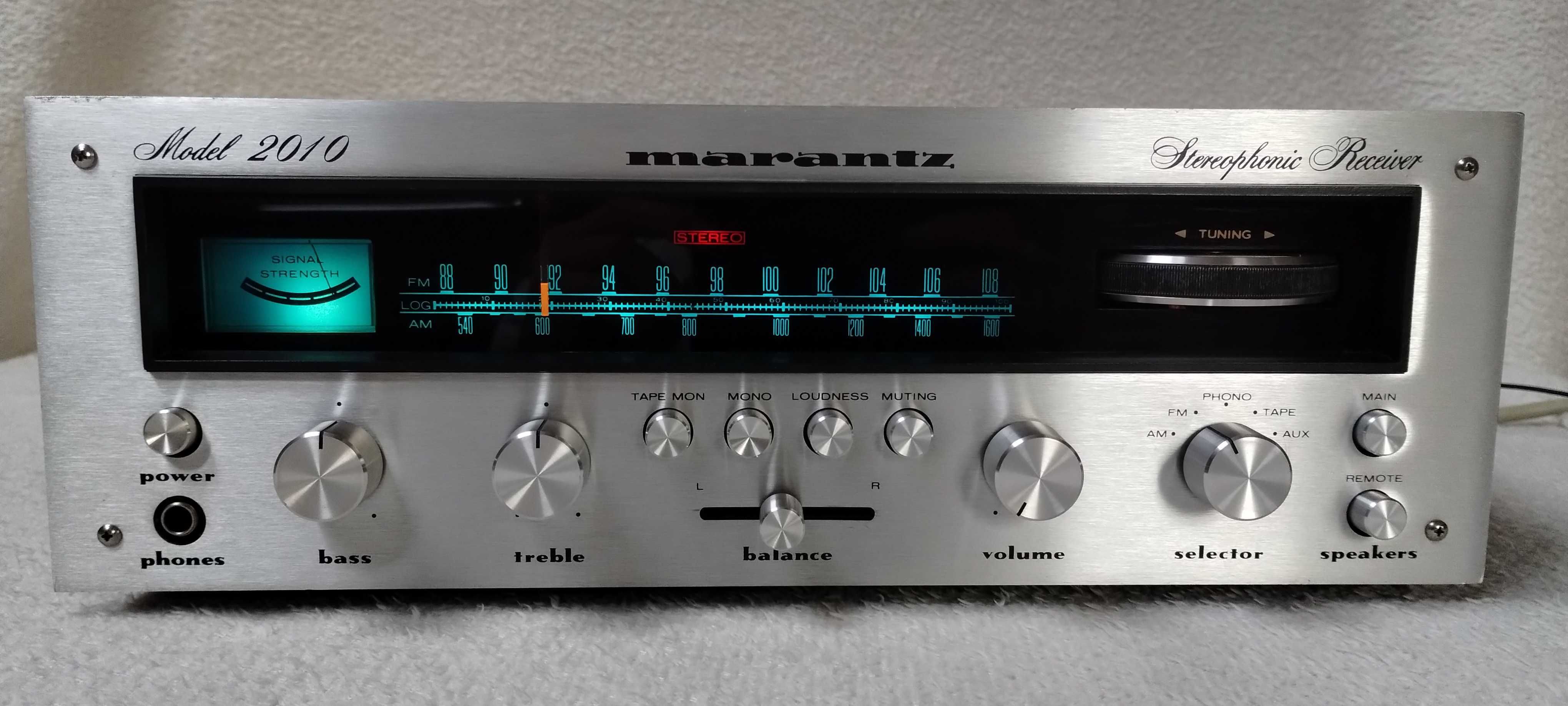 Amplituner Marantz 2010