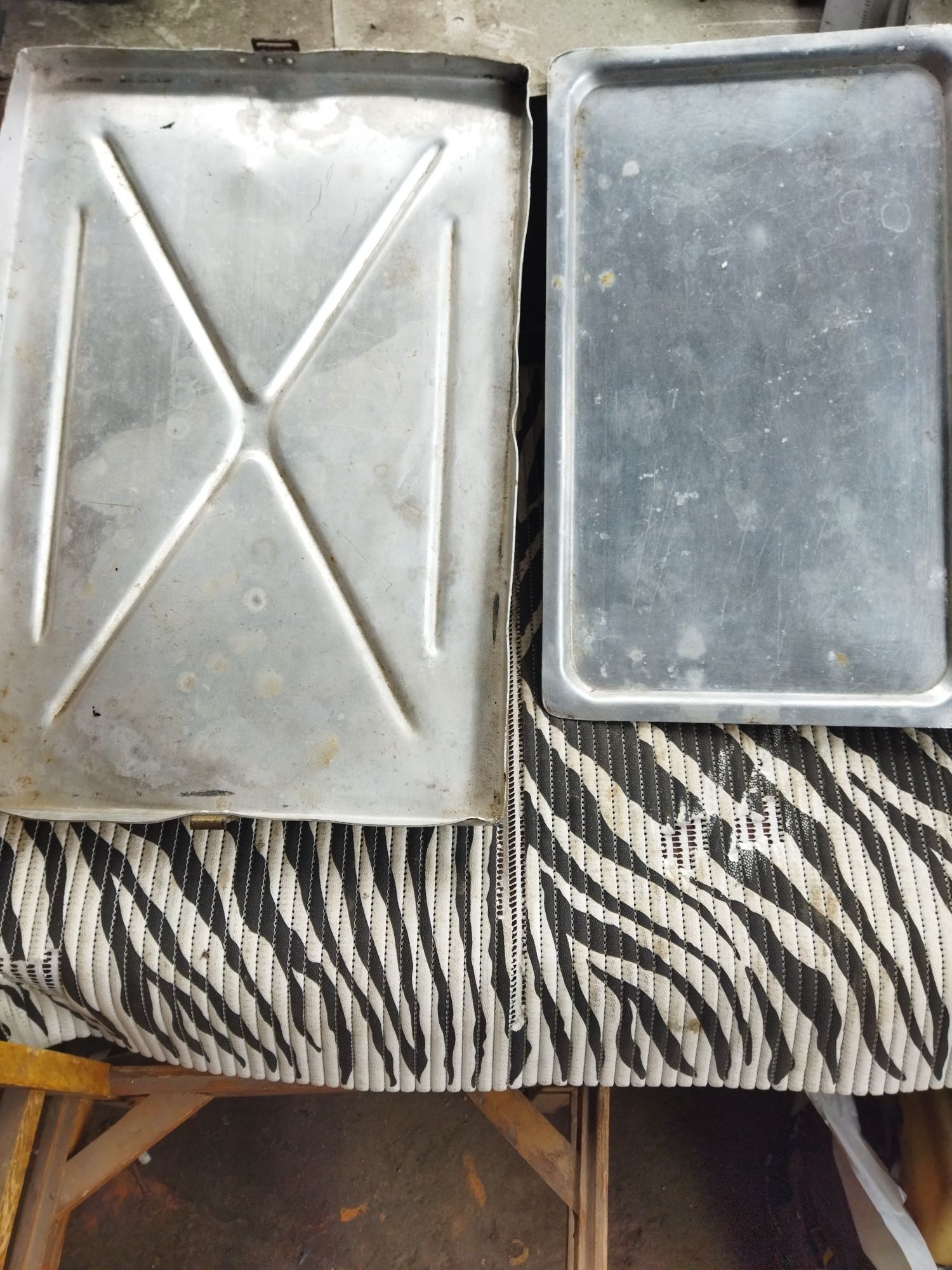 Піднос алюмінієвій бувший у використанні з харчового металу виробництв
