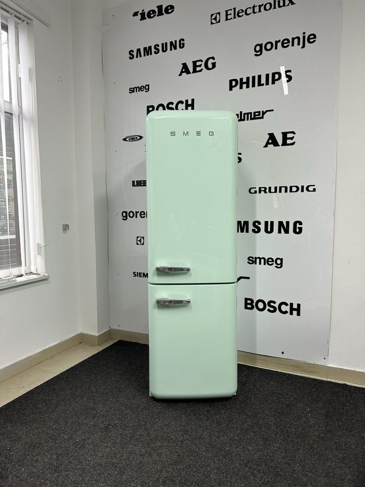 Холодильник Smeg FAB32RVN1