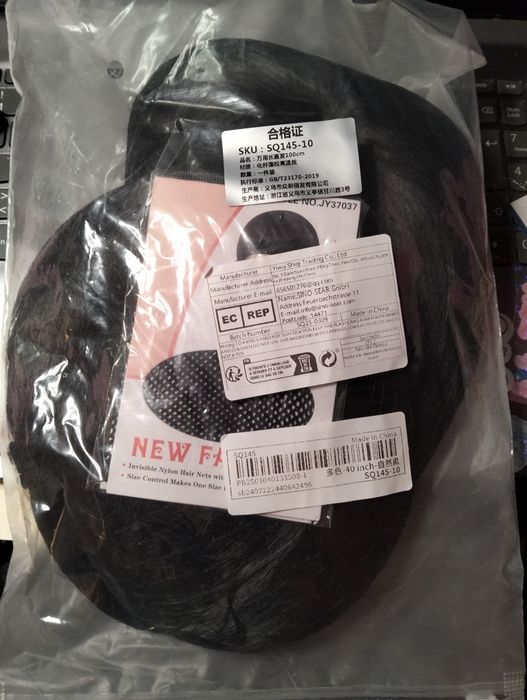Peruca preta ainda embalada (oferta de touca)