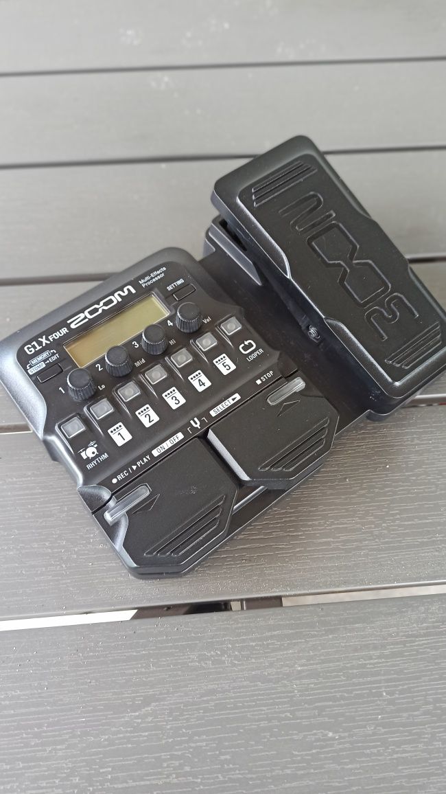 ZOOM G1X FOUR — процесор ефектів + барабани і лупер!