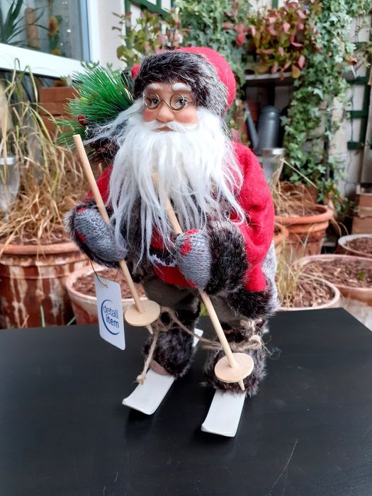 Figurka Świętego Mikołaja na nartach