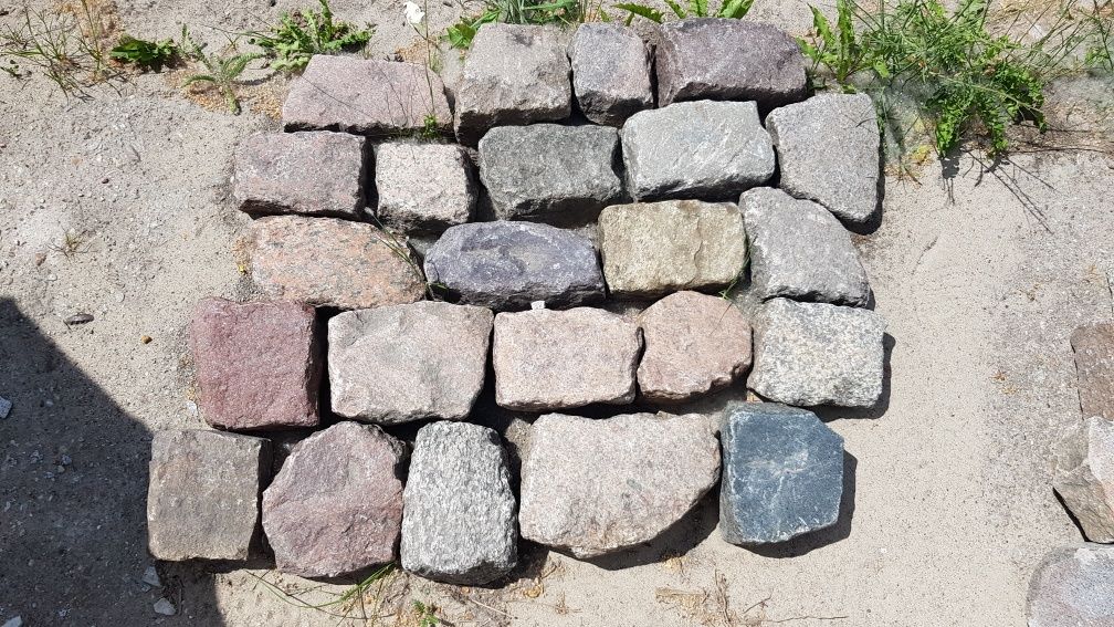 Kamień polny łupany starobruk kolorowy rzędówka bruk kostka granitowa