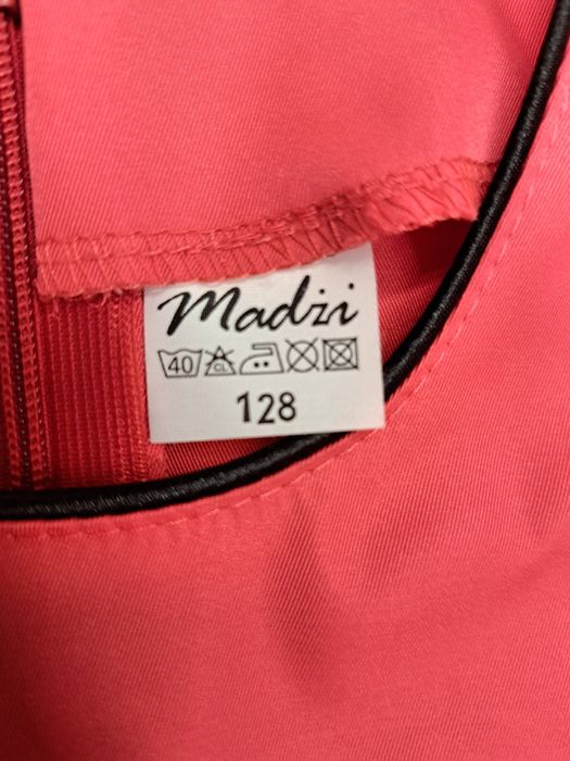 Elegancka czerwona sukienka z czarnymi detalami dla dziewczynki 128