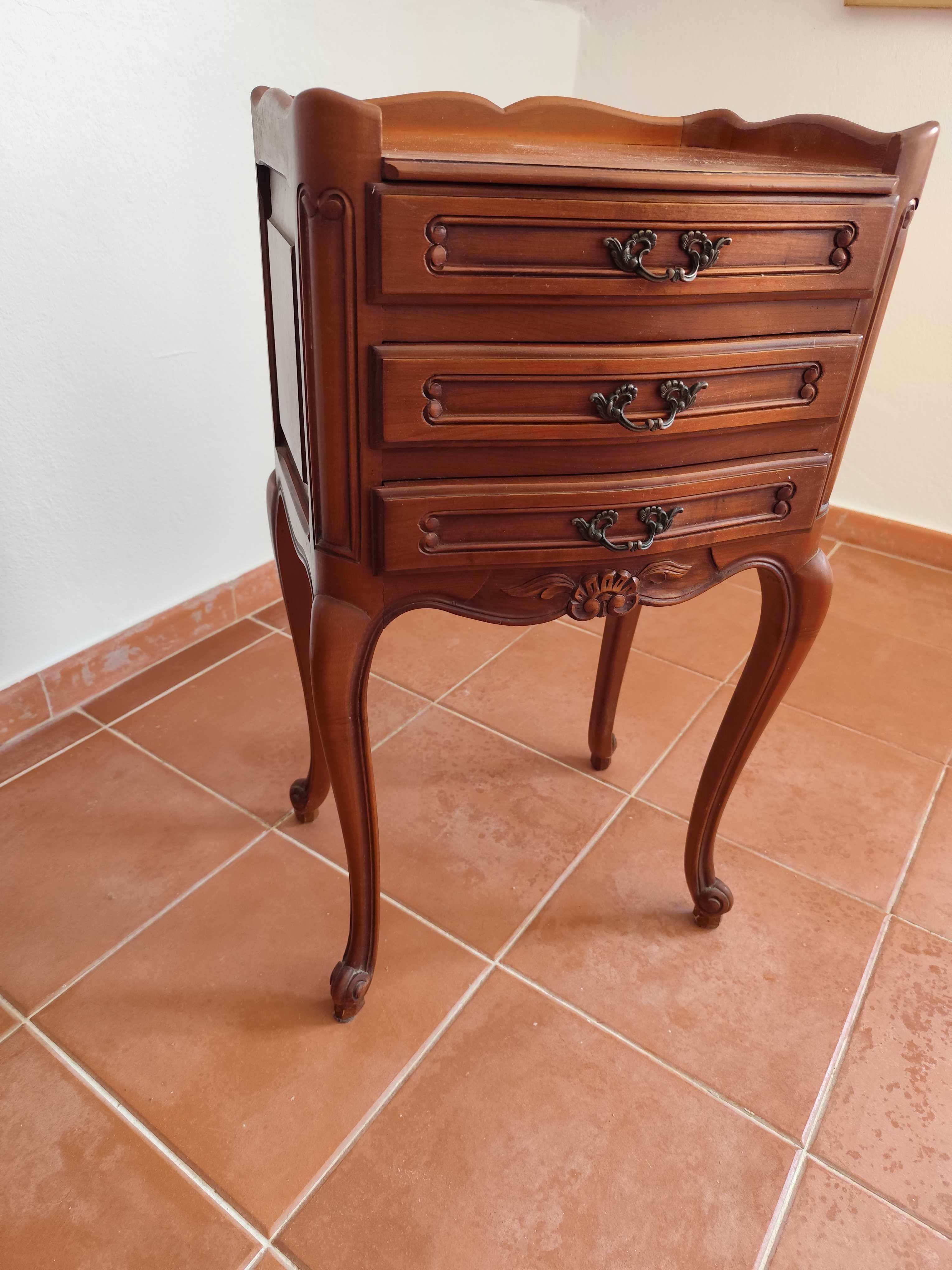 Mesa de cabeceira/ Móvel de apoio estilo LuisXV