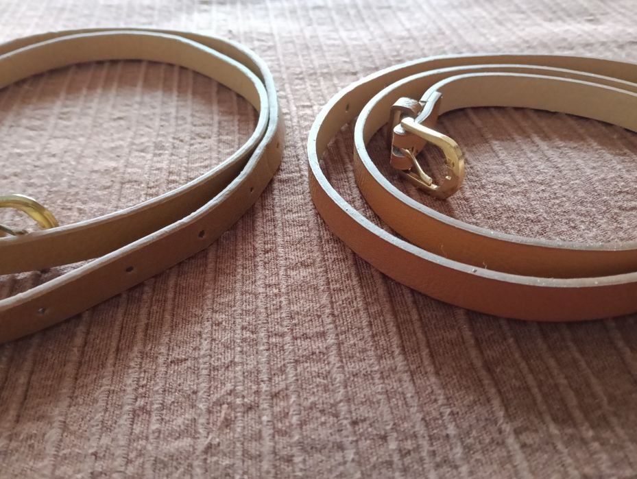 Dois cintos em camel