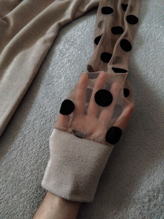 Beżowa sukienka sweterkowa z tiulowymi rękawami w grochy MiLady XS/S