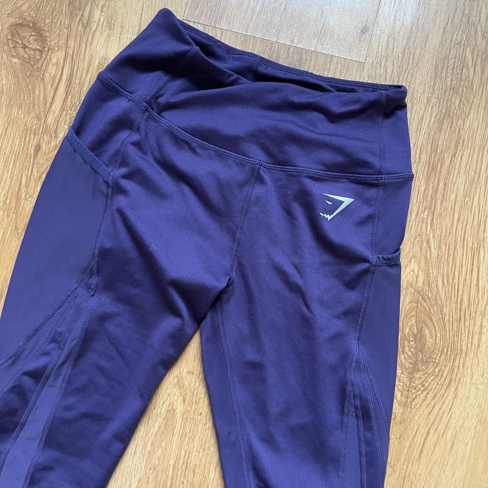 fioletowe legginsy spodnie na siłownię DRY z siateczką GymShark