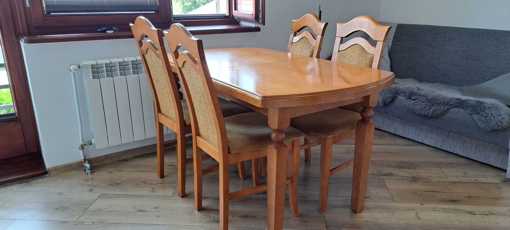 Sprzedam stół drewniany z 4 krzesłami