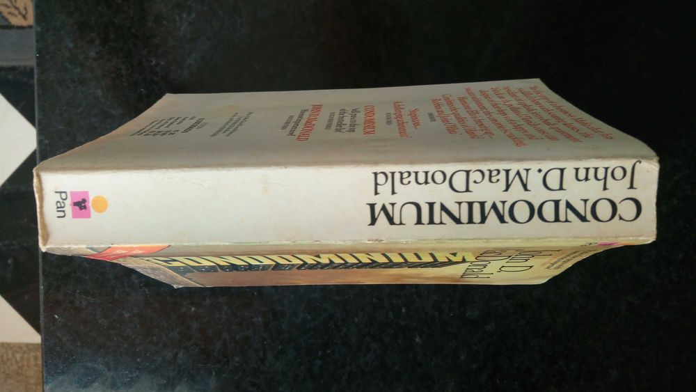 Livros "Child of the Prophecy" e "Condominium"