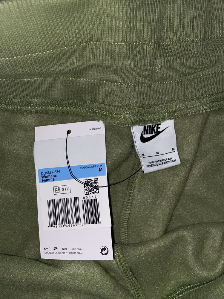 Dresy Nike o kroju oversize