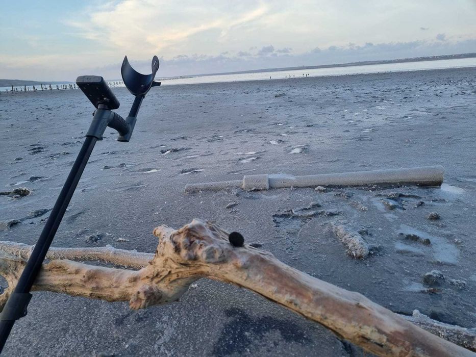 Поиск металлоискателем сережка кольцо пляж парк клад