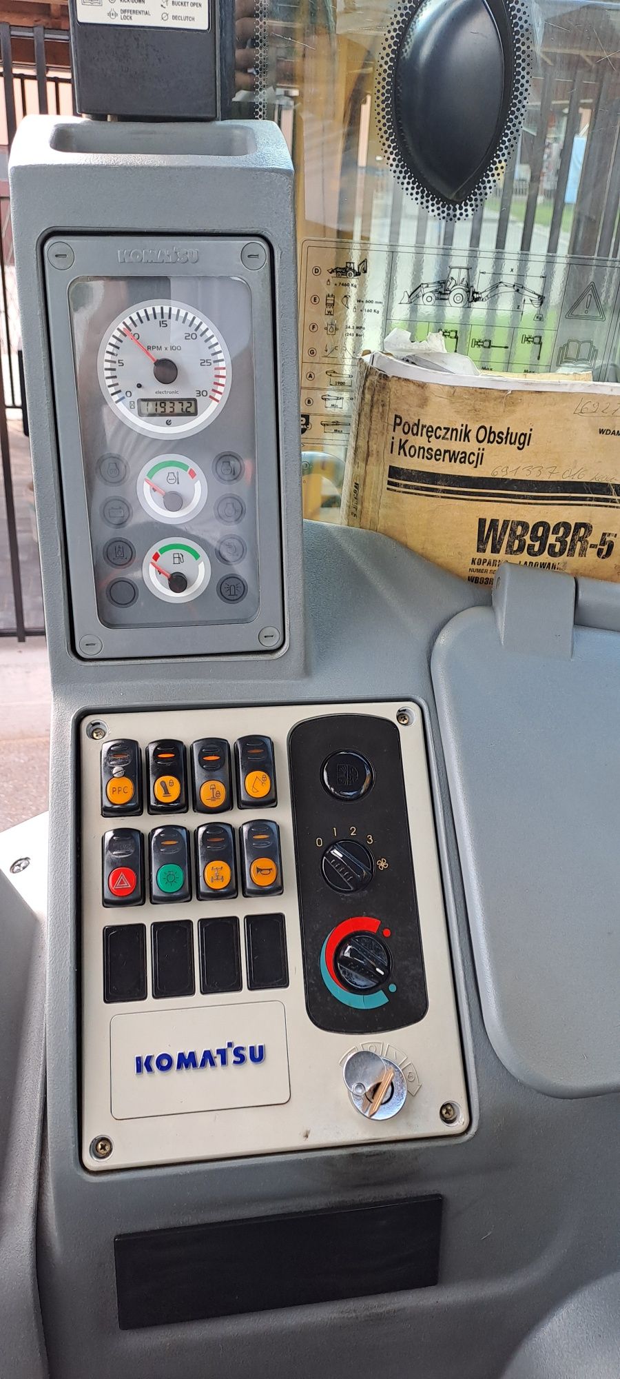 Koparko ładowarka Komatsu WB‑93R‑5