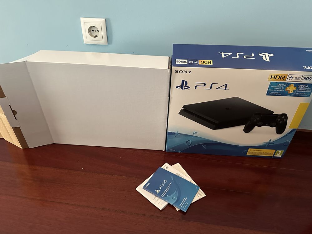 Vendo PlayStation 4 (Caixa Original) + 2 Comandos