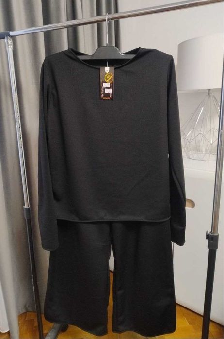 Женский костюм свободного кроя в рубчик