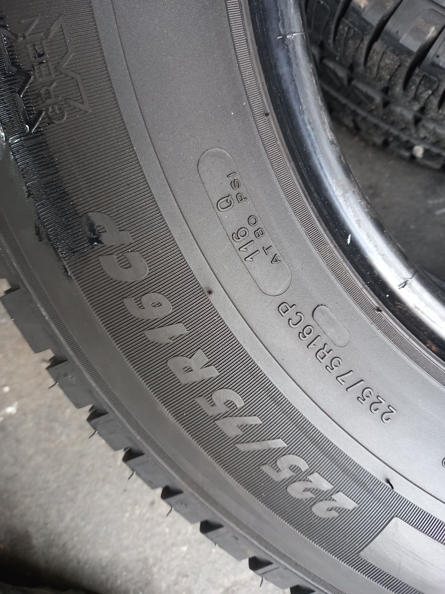 Opony używane  225/75/16c michelin 2x5.5  mm