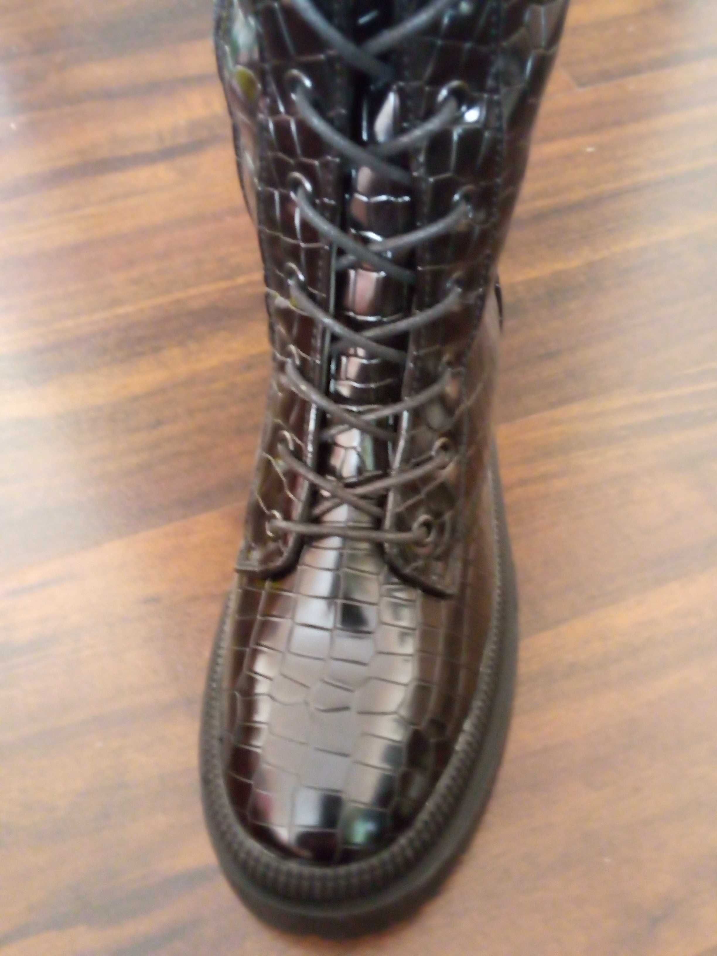 buty czarne na grubej podeszwie  z cholewą,  krokodyli wzór
